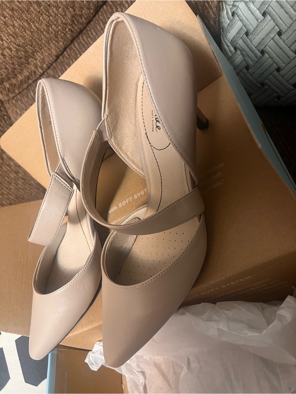 Life Stride Two-Tone Pointed Pumps in Beige